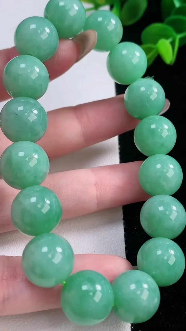 天然A货翡翠圆珠手串，尺寸13-16颗，重量:63.20g11月19日
工厂直销收藏佳品,种好水足，色泽均匀，有种有色，上手高大气！