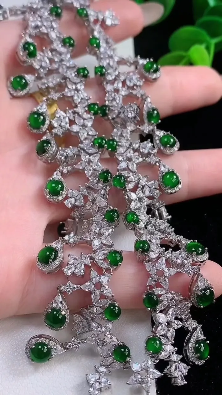 天然A货翡翠蛋面项链，尺寸4.5，重量:39.11g11月19日
工厂直销收藏佳品,种好水足，色泽均匀，有种有色，上手高大气！