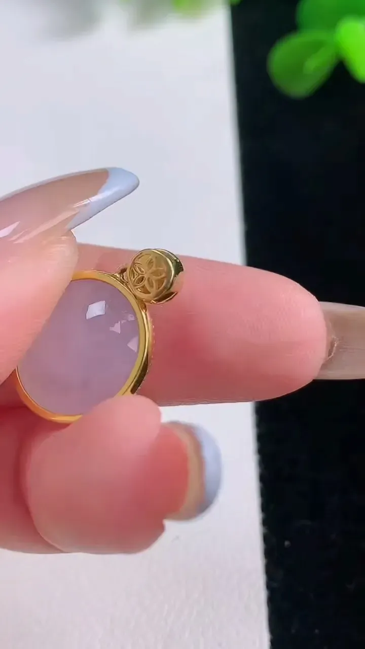 天然A货翡翠18K金紫罗兰蛋面吊坠，尺寸14.5-13.4-8，重量:3.11g
11月19日