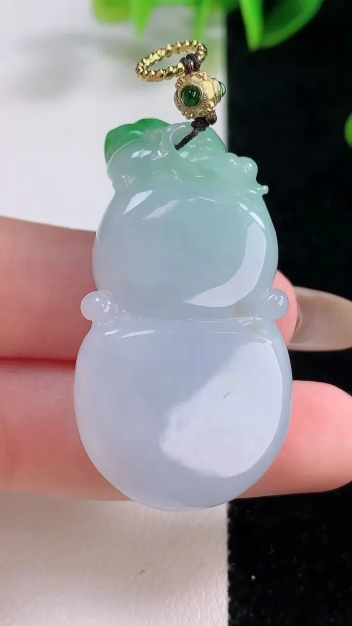 天然A货翡翠葫芦吊坠，尺寸43.2-23-13.7，重量:27.10g
11月19日