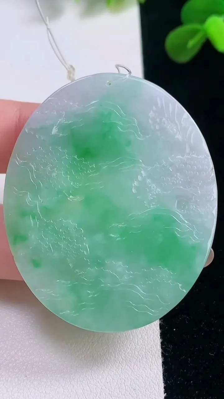 天然A货翡翠山水牌吊坠，尺寸51.5-42.5-4.8，重量:24.23g
11月19日