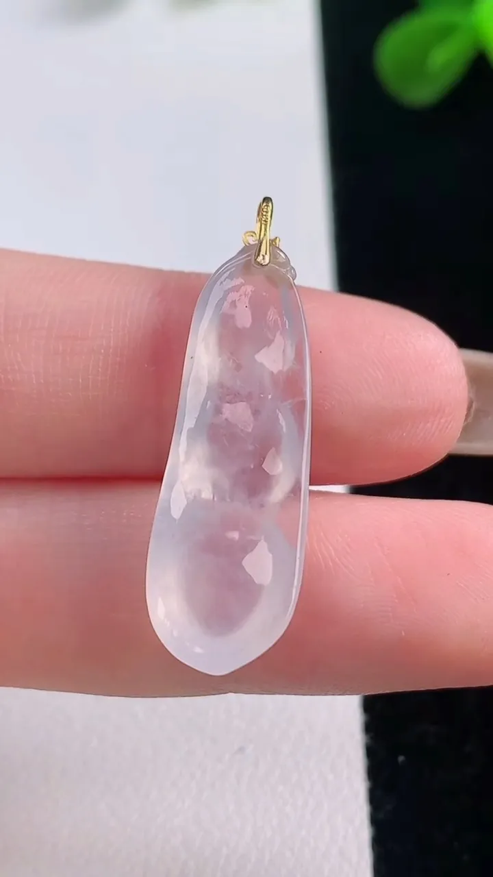 天然A货翡翠种白冰福豆吊坠，尺寸27.7-10-5.2，重量:2.41g
11月19日