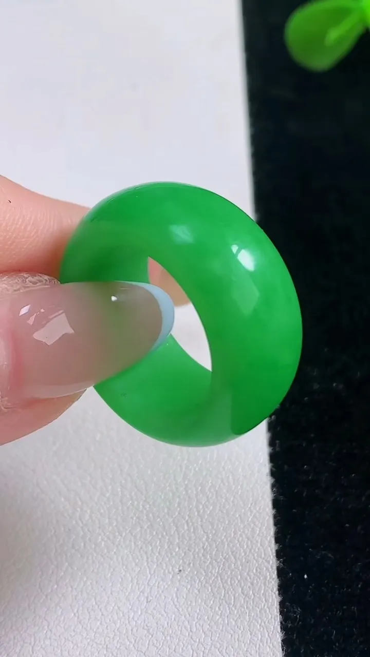 天然A货翡翠指环戒指，尺寸18.2-11.2-4，重量:10.12g2025年11月19日
工厂直销收藏佳品,种好水足，色泽均匀，有种有色，上手高大气！