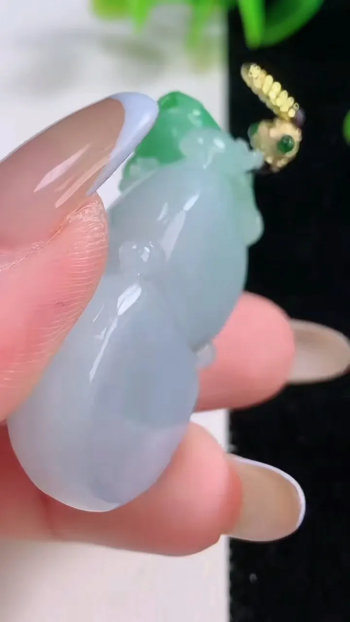 天然A货翡翠葫芦吊坠，尺寸43.2-23-13.7，重量:27.10g
11月19日