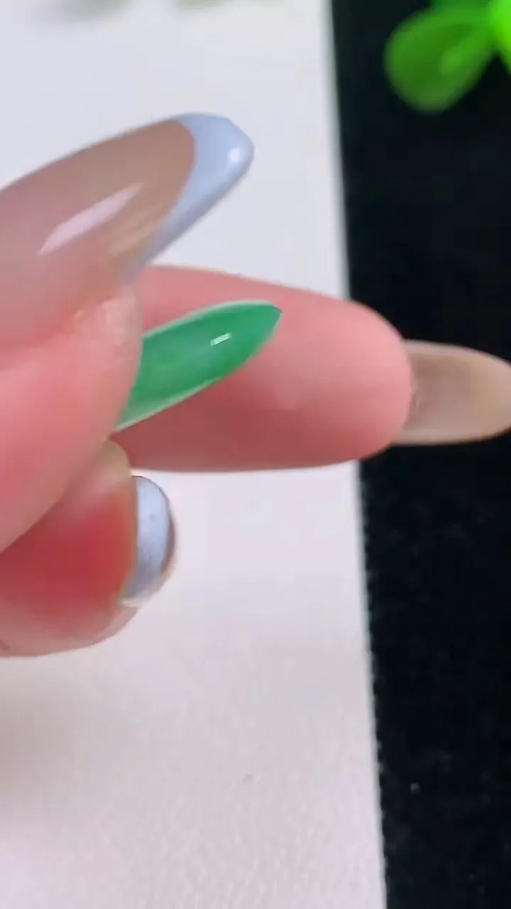 天然A货翡翠平安扣吊坠，尺寸23.7-4.8，重量:5.86g
11月19日