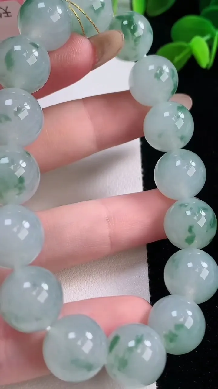 天然A货翡翠种飘花圆珠手串，尺寸12.5-16颗，重量:58.32g11月19日
工厂直销收藏佳品,种好水足，色泽均匀，有种有色，上手高大气！