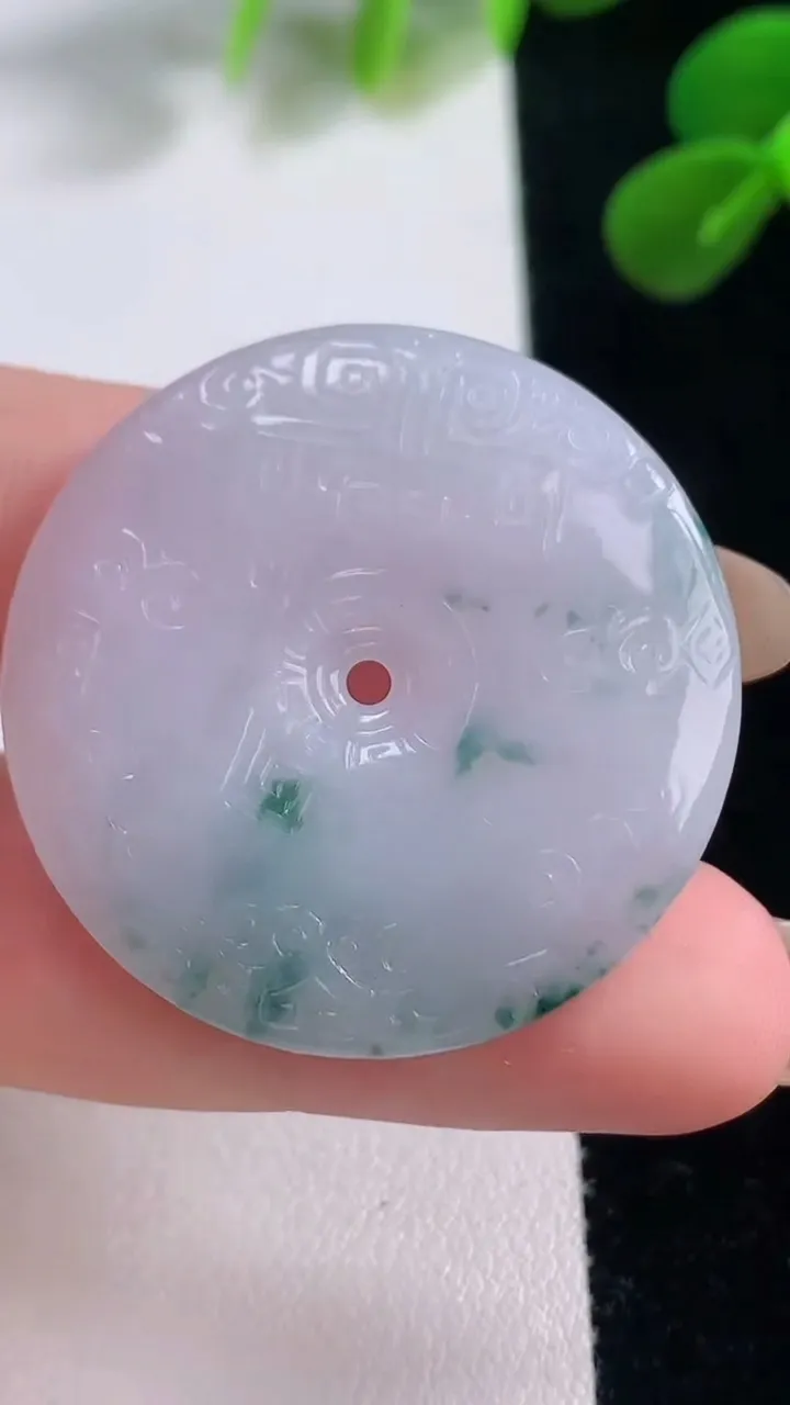 天然A货翡翠飘花复古平安扣吊坠，尺寸33.8-4.8，重量:11.12g
11月19日