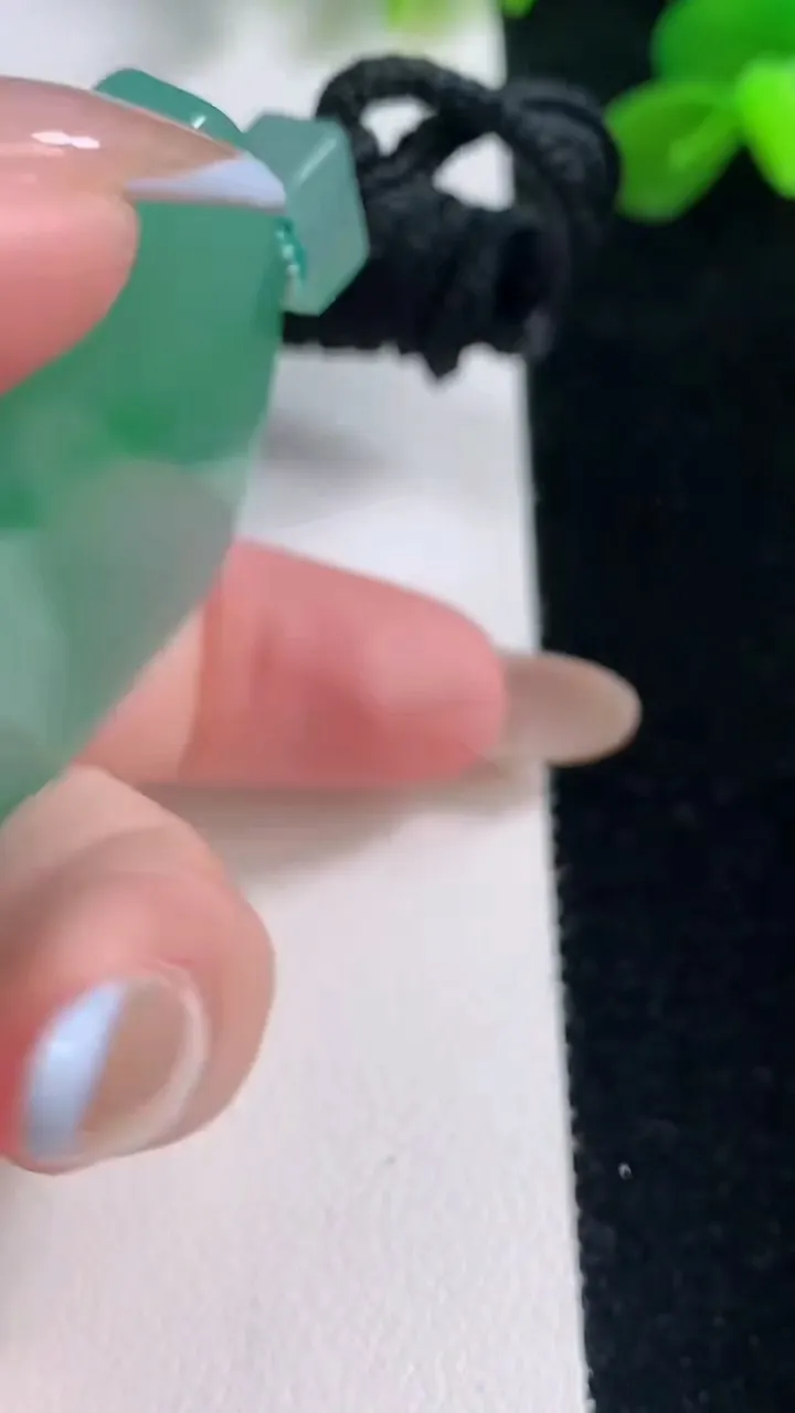 天然A货翡翠无事牌吊坠，尺寸53-40.2-5.7，重量:40.69g
11月19日