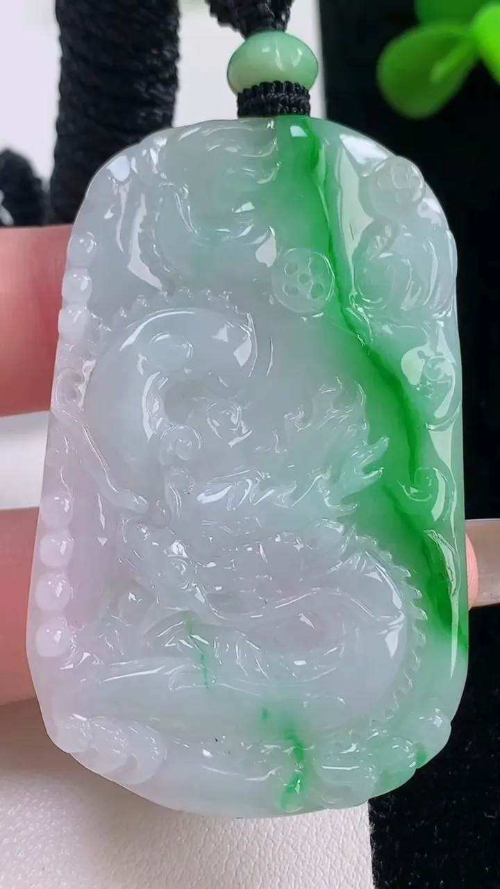 天然A货翡翠龙牌吊坠，尺寸56-33.5-4.5，重量:25.13g
11月19日