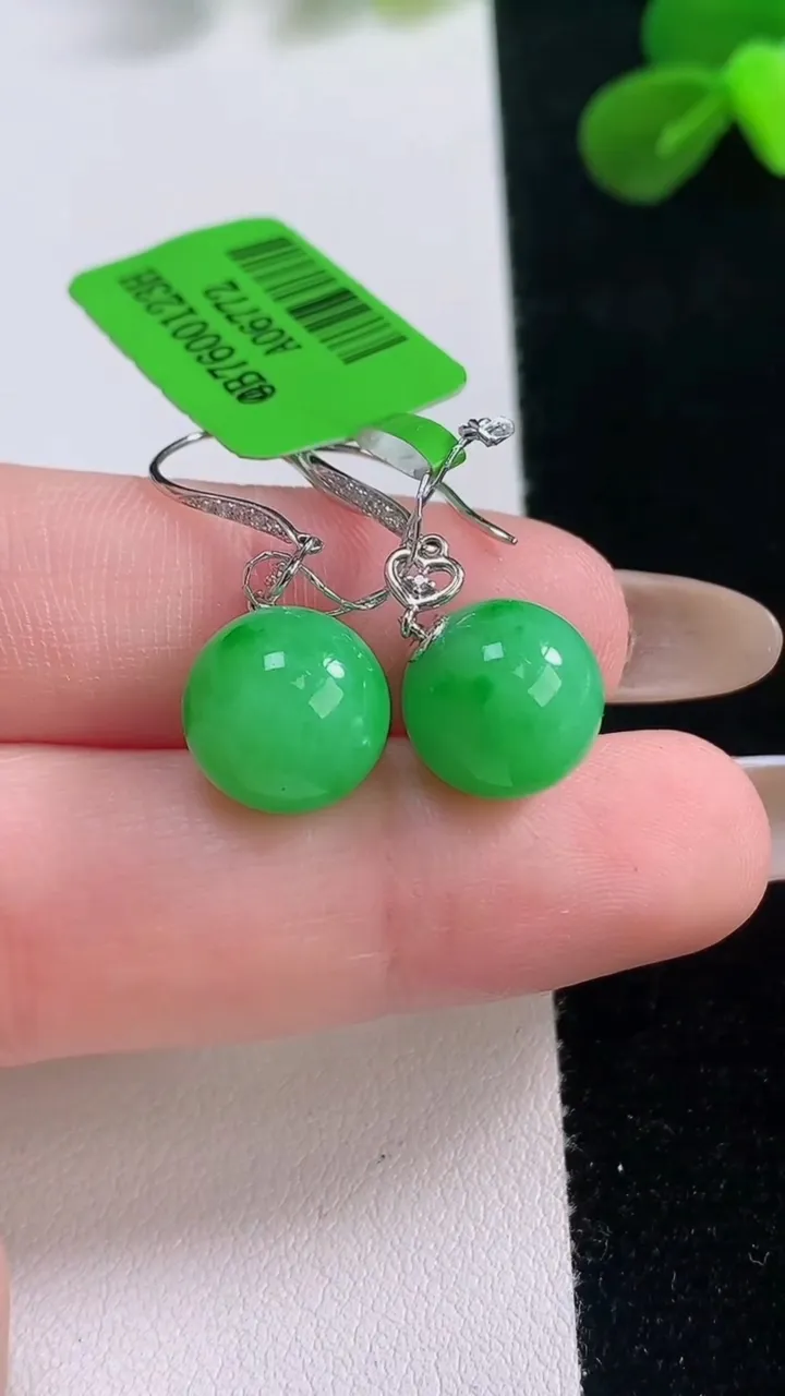 天然A货翡翠圆珠耳坠，尺寸10.6，重量:5.18g11月19日
工厂直销收藏佳品,种好水足，色泽均