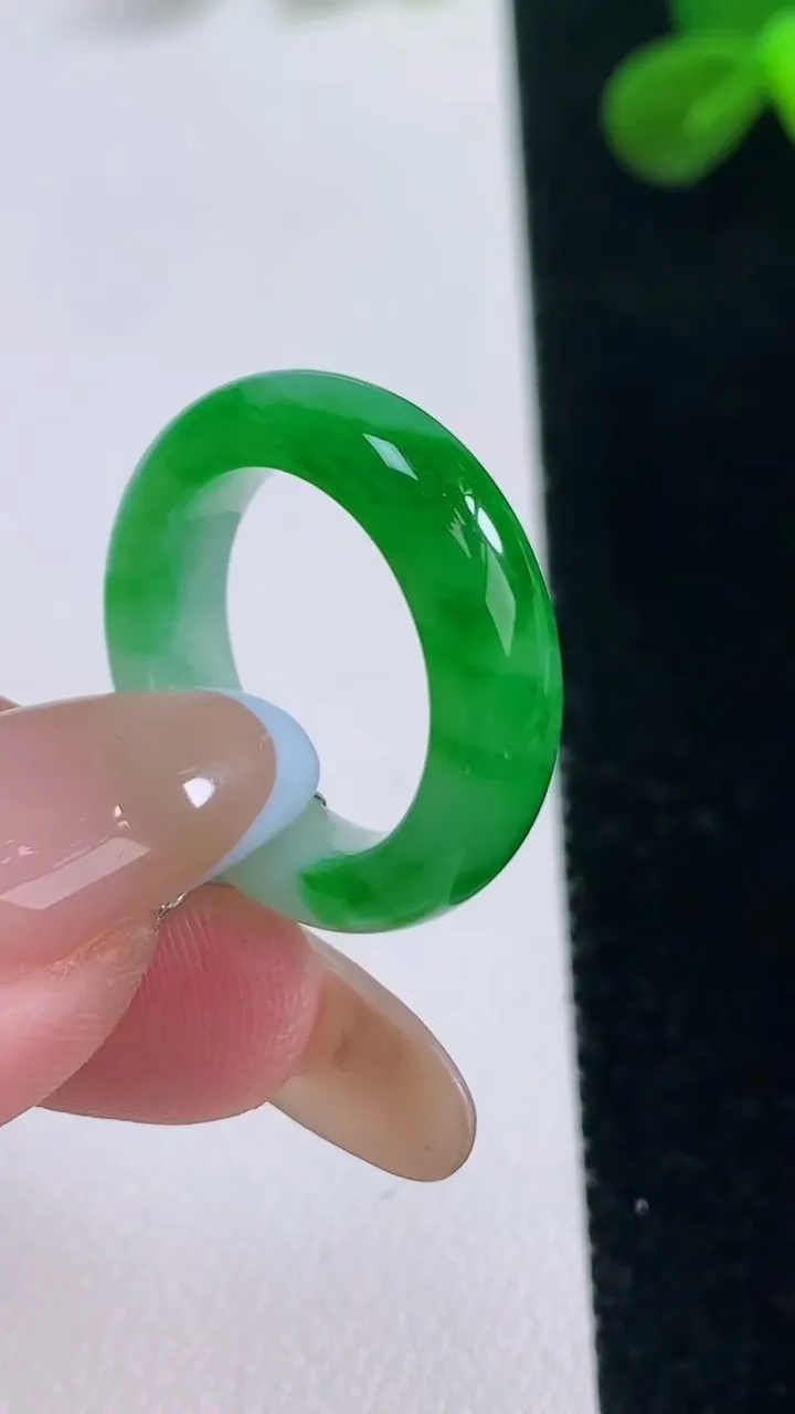 天然A货翡翠指环戒指，尺寸16.5-5.6-3.7，重量:4.16g2025年11月19日
工厂直销收藏佳品,种好水足，色泽均匀，有种有色，上手高大气！
