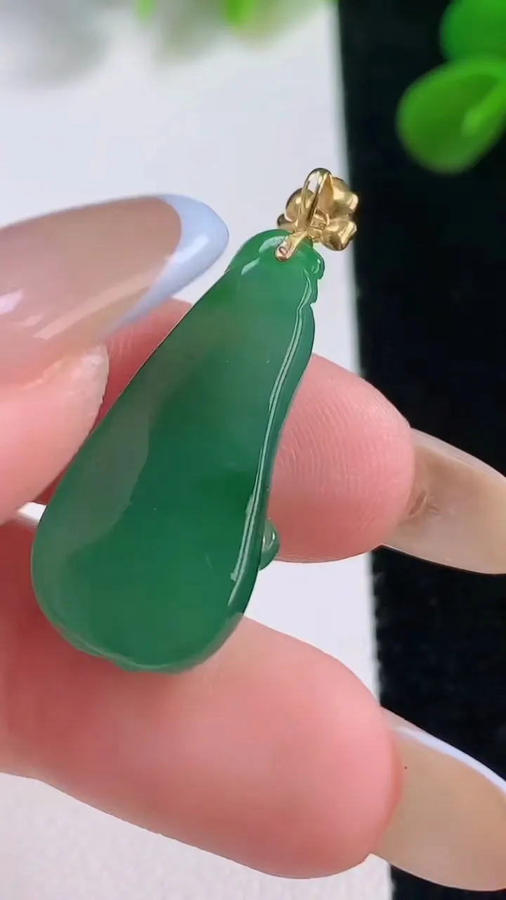 天然A货翡翠福瓜吊坠，尺寸26.8-13-7，重量:4.16g
11月19日