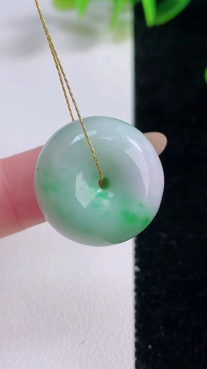 天然A货翡翠路路通吊坠，尺寸21.3-12.4，重量:12.26g
11月19日