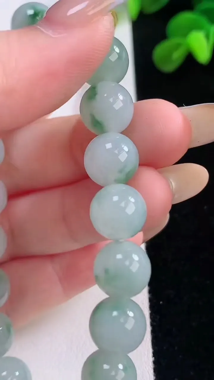 天然A货翡翠飘花圆珠手串，尺寸10-19颗，重量:32.80g11月19日
工厂直销收藏佳品,种好水足，色泽均匀，有种有色，上手高大气！