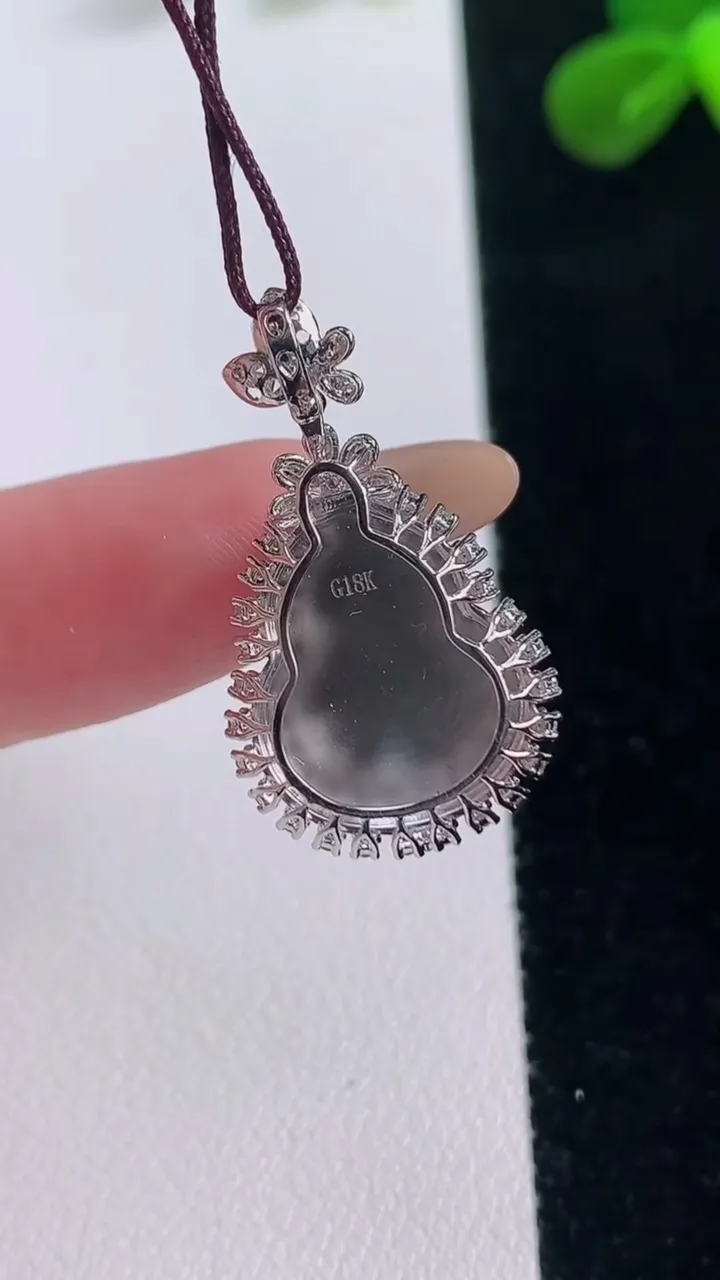 天然A货翡翠18K金紫罗兰葫芦吊坠，尺寸27.2-15.8-8.3
11月19日