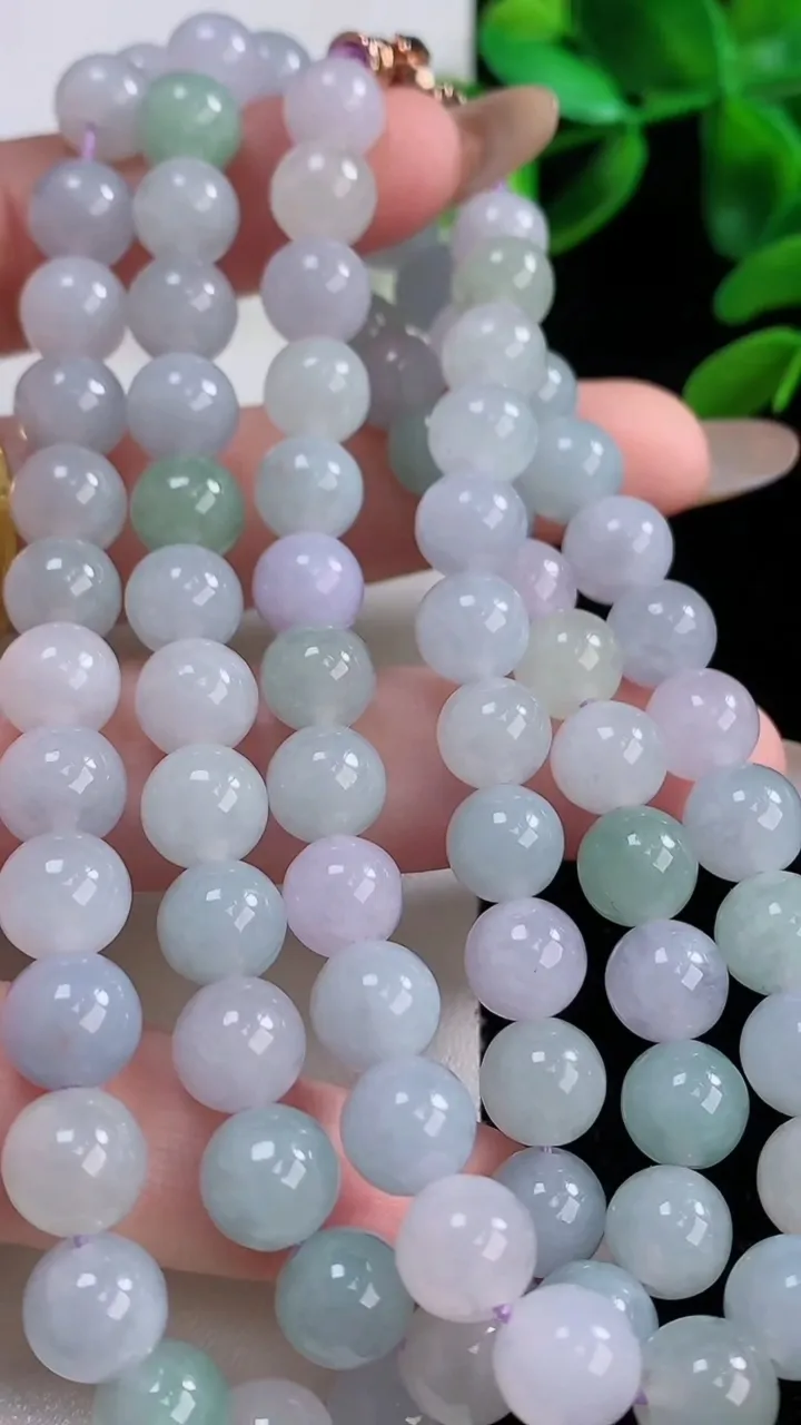 天然A货翡翠双彩圆珠项链，尺寸8-86颗，重量:82.93g
11月19日