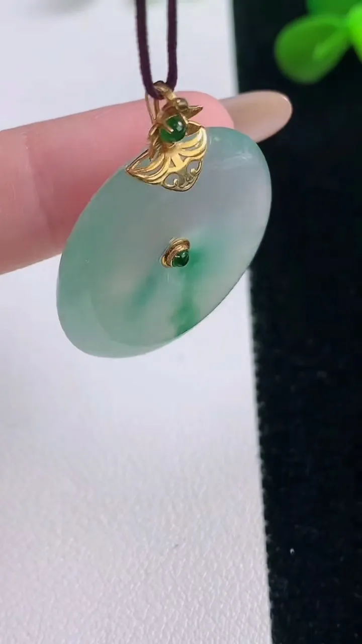 天然A货翡翠种飘花平安扣吊坠，尺寸27-6，重量:9.89g
11月19日