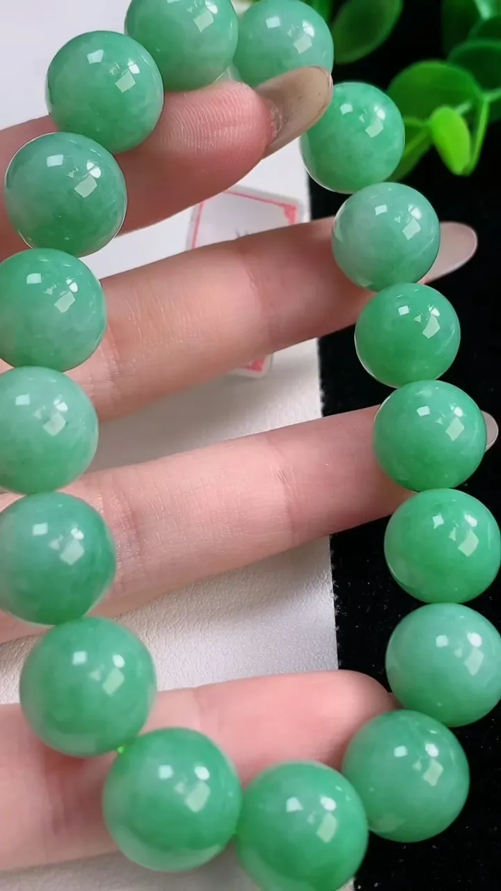 天然A货翡翠圆珠手串，尺寸12.5-17颗，重量:57.89g11月19日
工厂直销收藏佳品,种好水