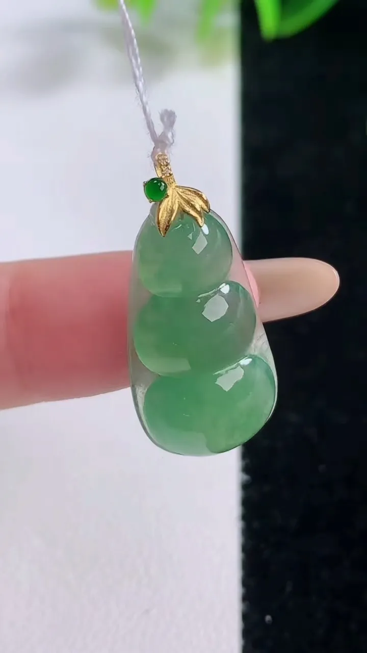 天然A货翡翠福豆吊坠，尺寸23.9-12.9-4.7，重量:2.85g
11月19日