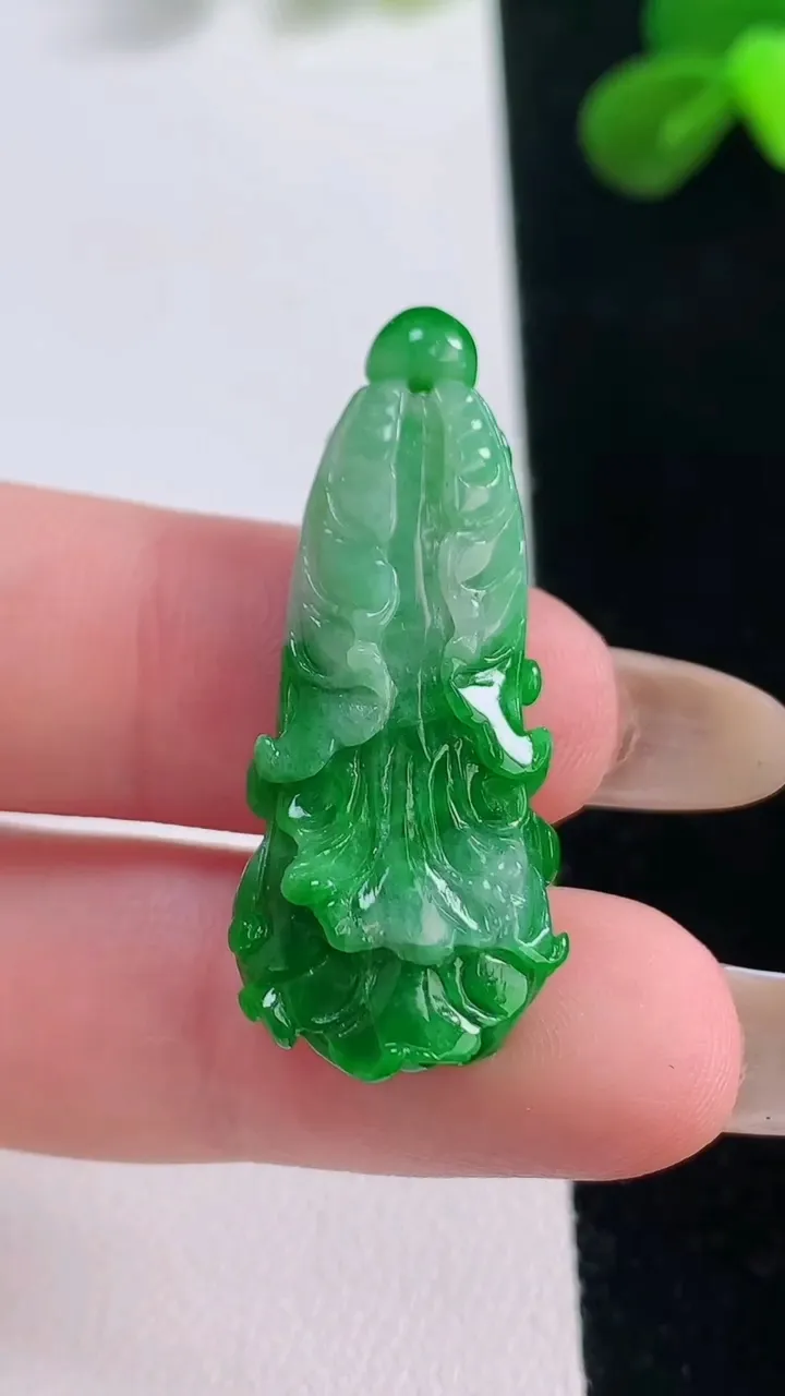 天然A货翡翠白菜吊坠，尺寸35.2-13.8-6.4，重量:4.98g
11月19日