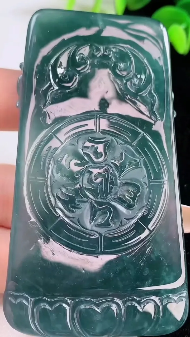 天然A货翡翠阿弥陀佛吊坠，尺寸78.8-41.2-8.4，重量:60.73g
11月19日