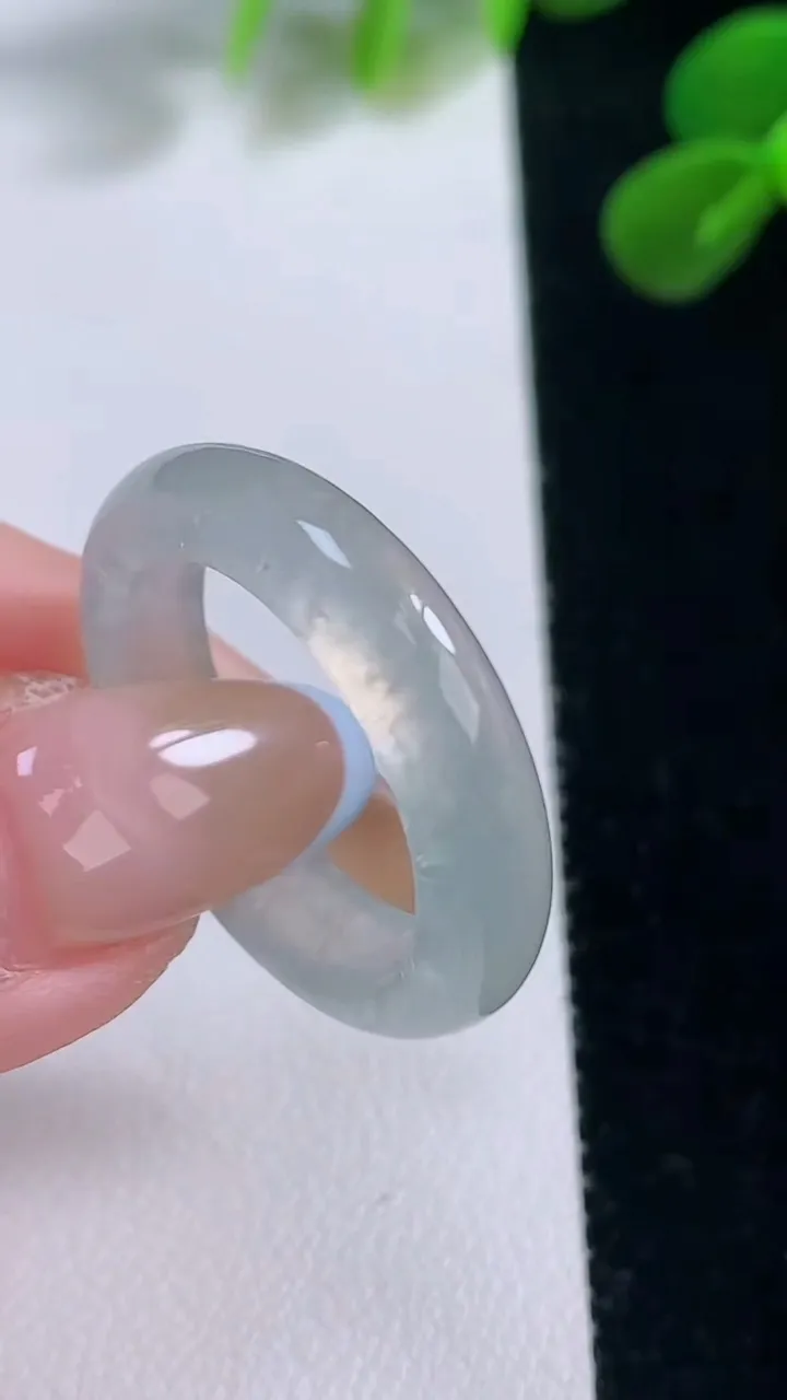 天然A货翡翠指环戒指，尺寸20-5.6-3.7，重量:4.90g2025年11月19日
工厂直销收藏佳品,种好水足，色泽均匀，有种有色，上手高大气！