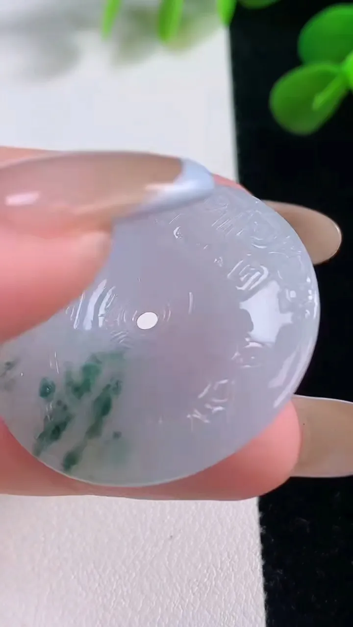 天然A货翡翠飘花复古平安扣吊坠，尺寸33.8-4.8，重量:11.12g
11月19日