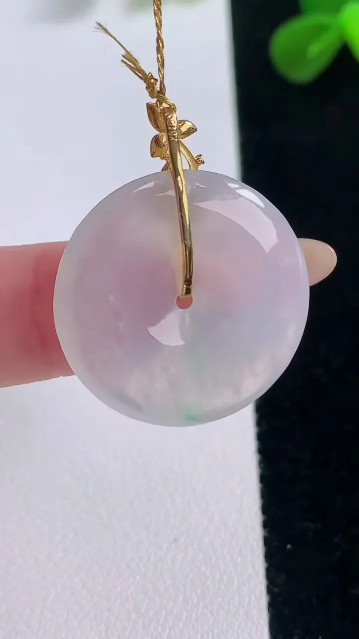 天然A货翡翠平安扣吊坠，尺寸23.7-3.8，重量:4.94g
11月19日