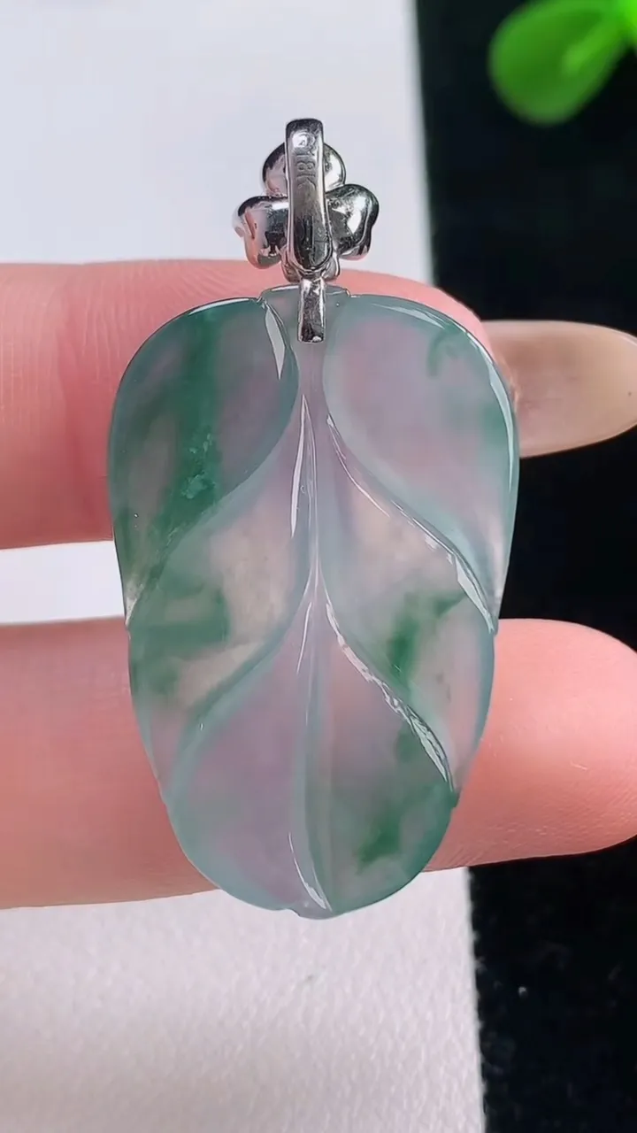 天然A货翡翠种飘花金枝玉叶叶子吊坠，尺寸32-20.7-4，重量:6.12g
11月19日