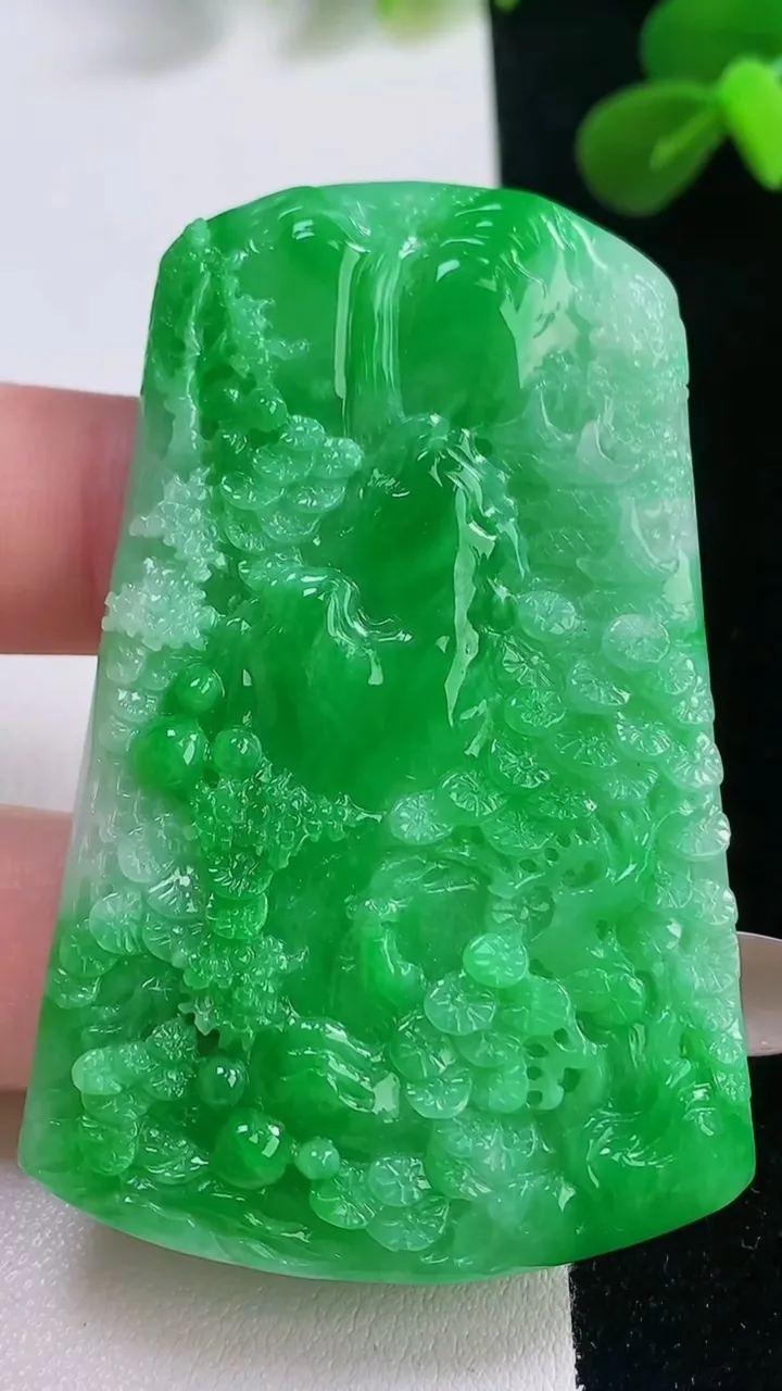 天然A货翡翠山水牌吊坠，尺寸61.5-39.3-5.3，重量:28.24g
11月19日