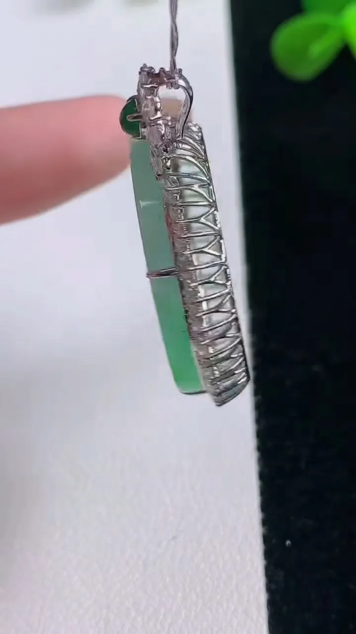 天然A货翡翠无事牌吊坠，尺寸39-30.8-7，裸石26.7重量:8.39g
11月19日