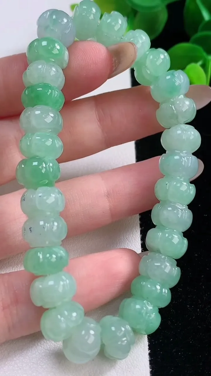 天然A货翡翠莲花手串，尺寸10-6.3-28颗，重量:37.00g11月19日
工厂直销收藏佳品,种好水足，色泽均匀，有种有色，上手高大气！