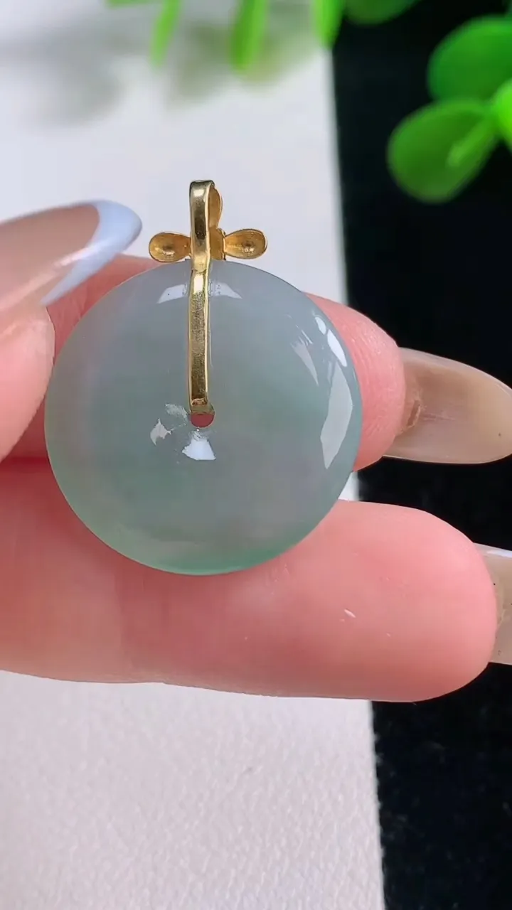 天然A货翡翠平安扣吊坠，尺寸21-3.9，重量:3.85g
11月19日