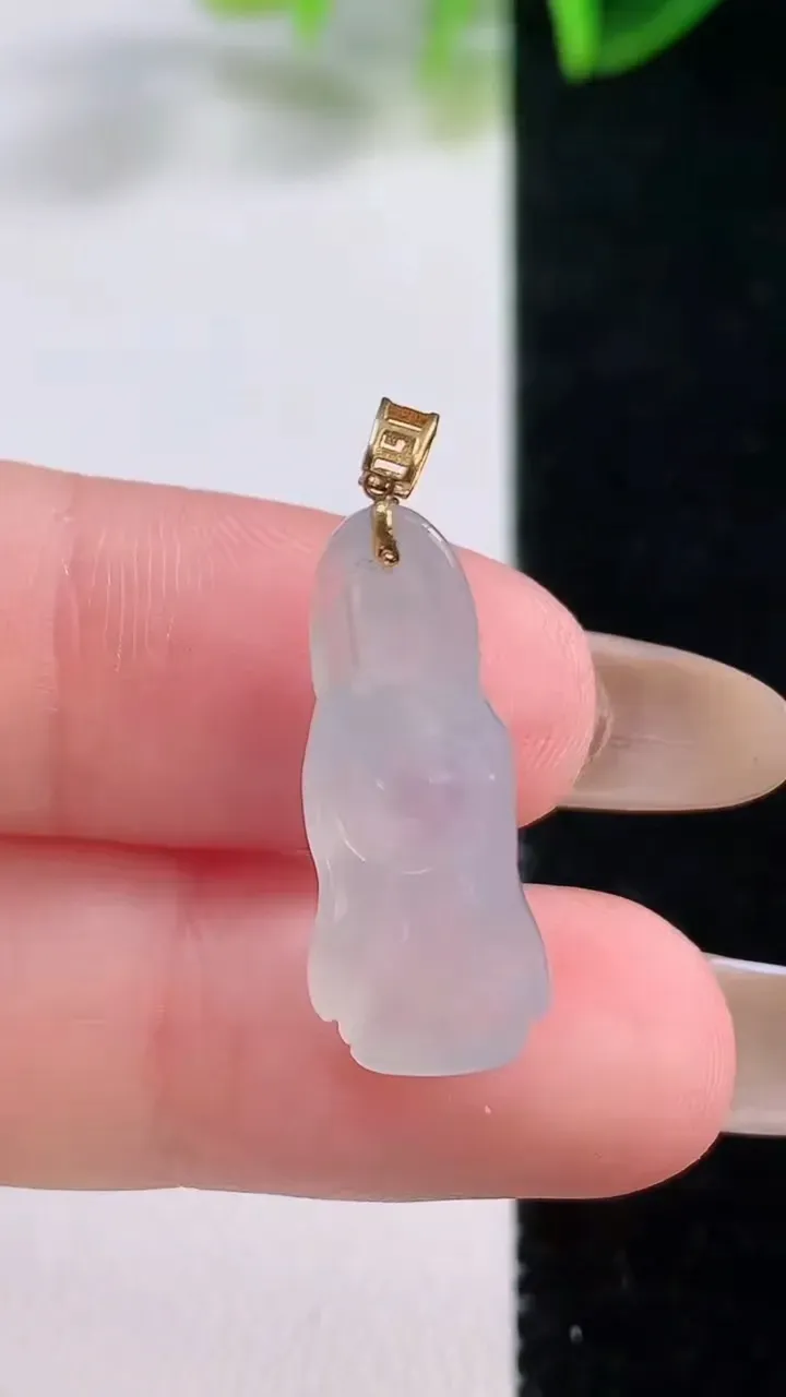 天然A货翡翠种白冰财神爷吊坠，尺寸23.7-9.5-5.8，重量:2.28g
11月19日