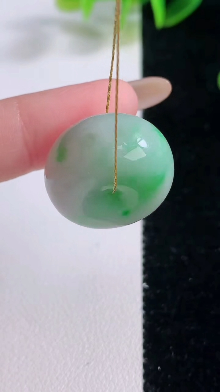 天然A货翡翠路路通吊坠，尺寸21.3-12.4，重量:12.26g
11月19日