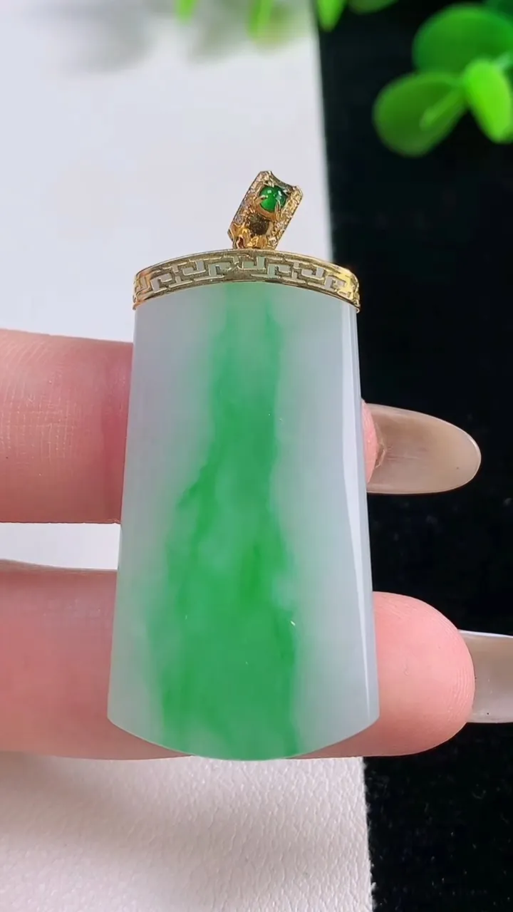 天然A货翡翠无事牌吊坠，尺寸39.8-20.7-3.8，重量:10.15g
11月19日