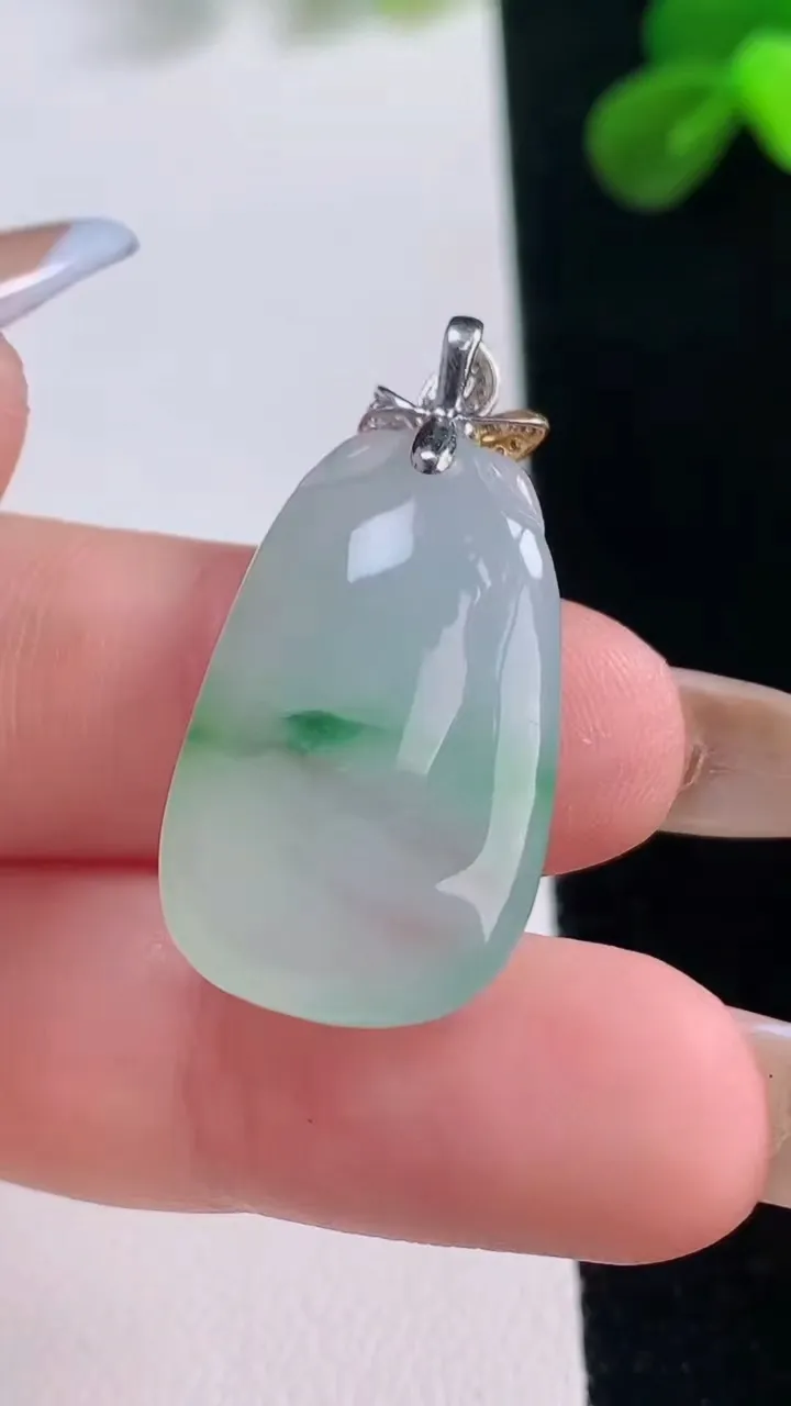 天然A货翡翠福瓜吊坠，尺寸26.7-15.8-7，重量:5.88g
11月19日