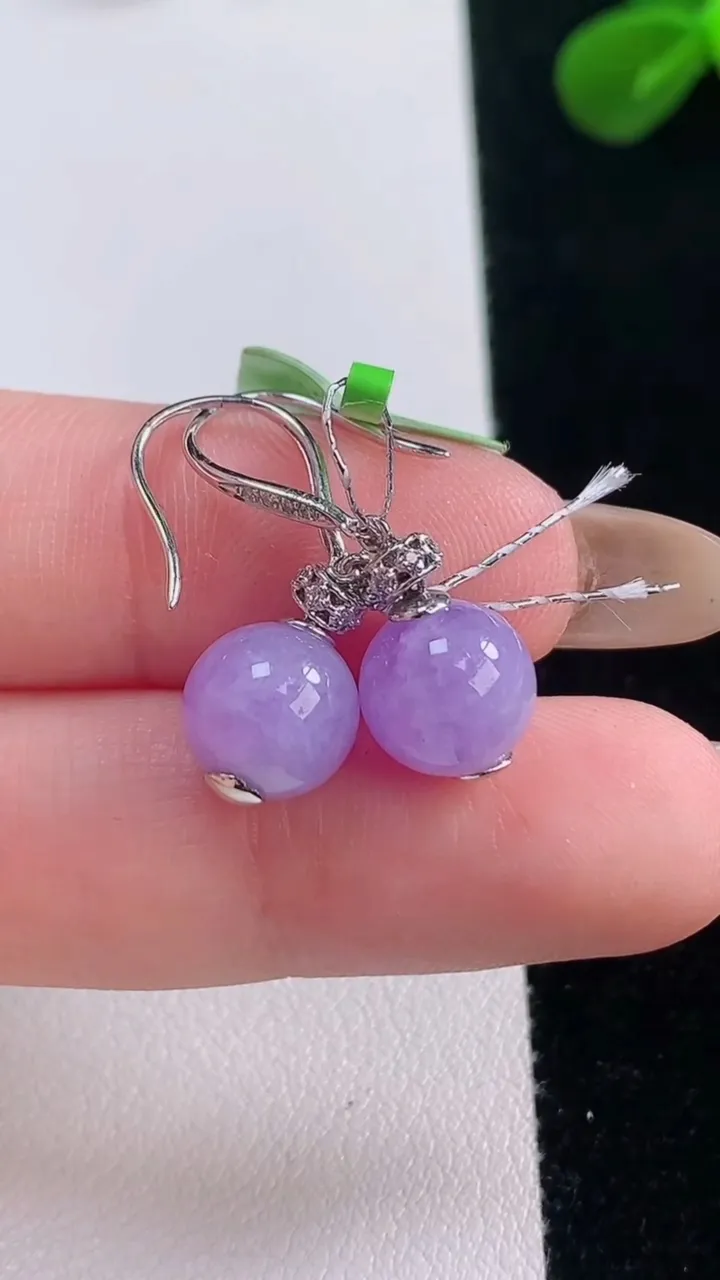 天然A货翡翠18K金紫罗兰圆珠耳坠，尺寸8.6，重量:3.98g11月19日
工厂直销收藏佳品,种好水足，色泽均匀，有种有色，上手高大气！