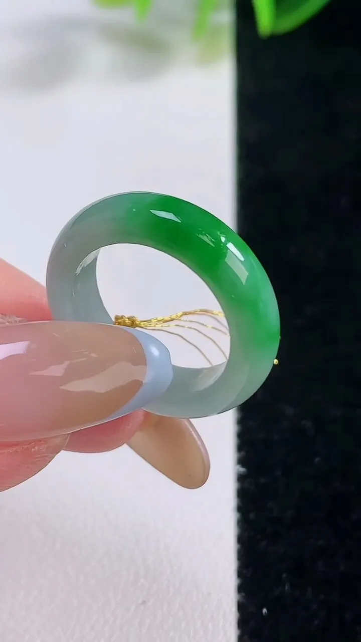 天然A货翡翠指环戒指，尺寸16.5-5.3，重量:3.49g2025年11月19日
工厂直销收藏佳品,种好水足，色泽均匀，有种有色，上手高大气！