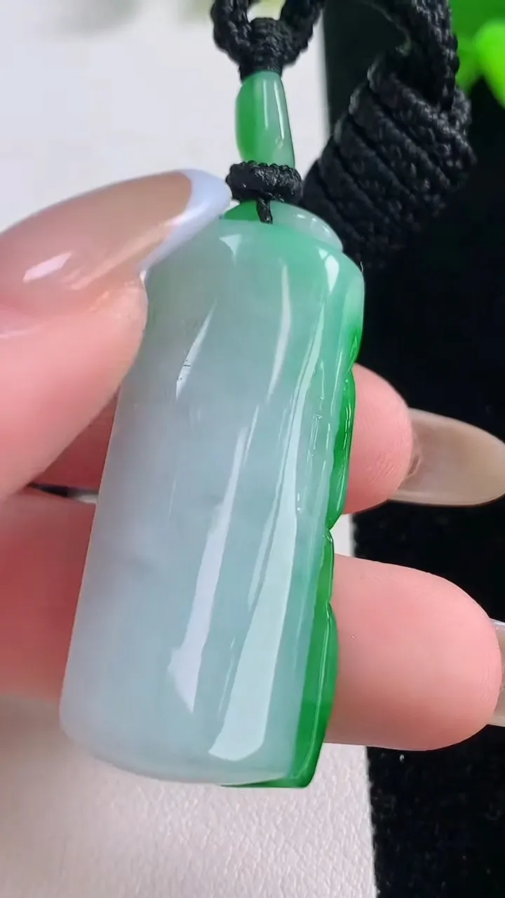 天然A货翡翠节节高升 竹节吊坠，尺寸44-17.5-11.5，重量:20.89g
11月19日