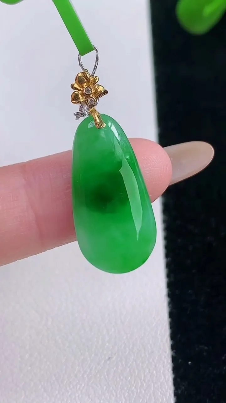 天然A货翡翠福瓜吊坠，尺寸21.5-11-2.7，重量:1.90g
11月19日