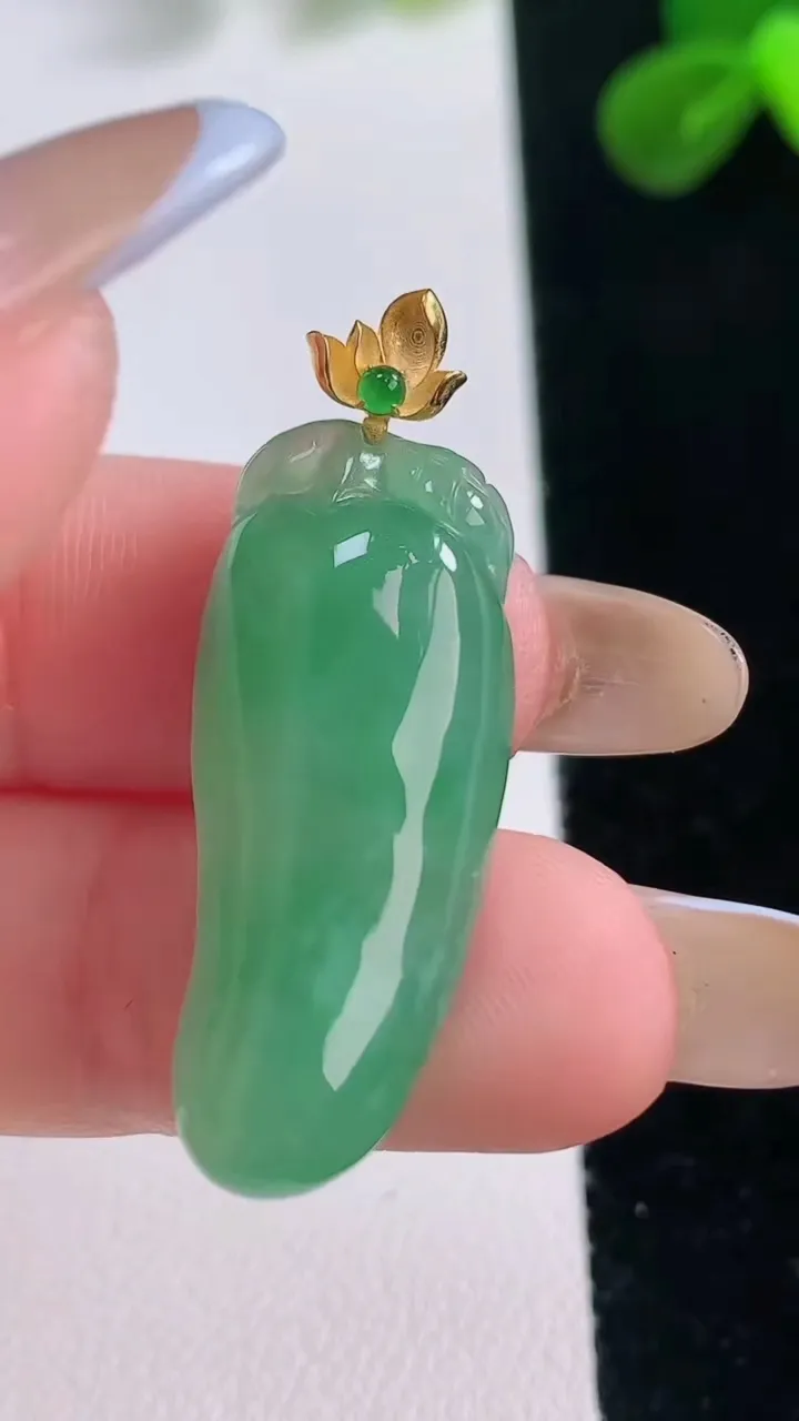 天然A货翡翠福瓜吊坠，尺寸29.8-12.8-6.7，重量:5.24g
11月19日