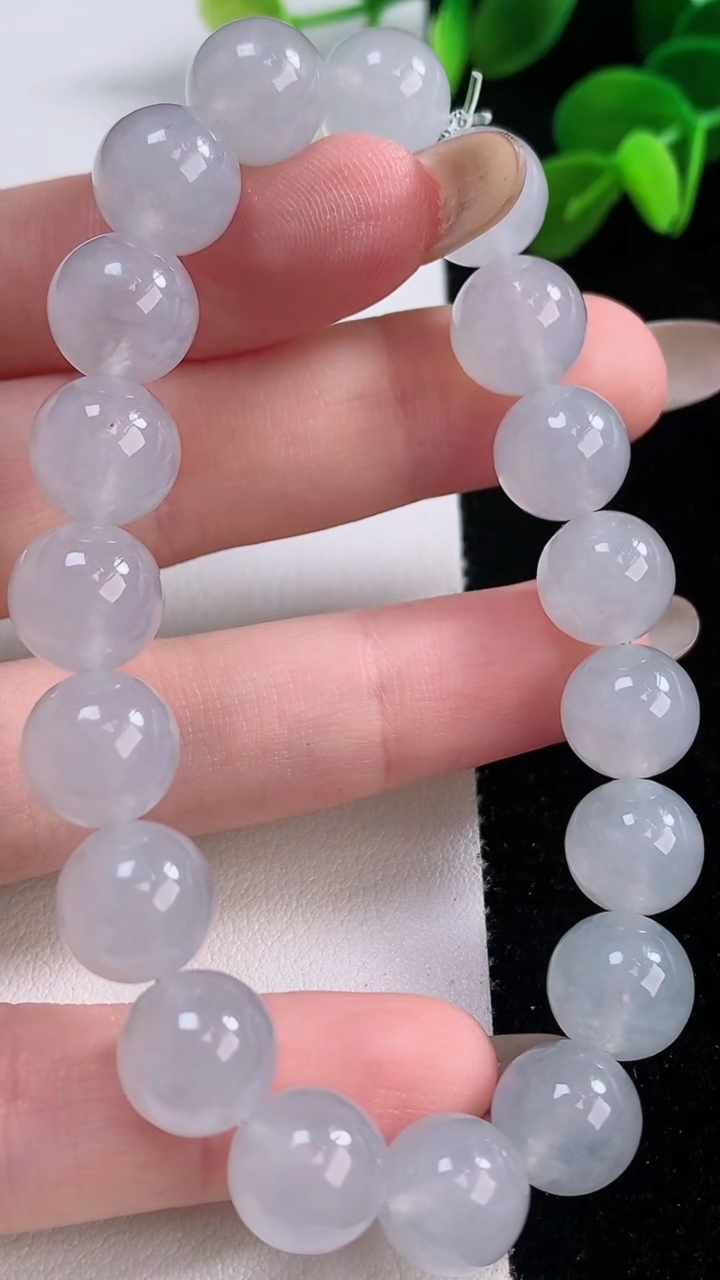 天然A货翡翠种白冰圆珠手串，尺寸10-19颗，重量:34.28g11月19日
工厂直销收藏佳品,种好水足，色泽均匀，有种有色，上手高大气！