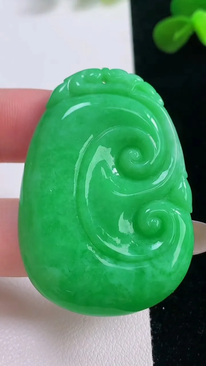 天然A货翡翠如意吊坠，尺寸48.3-33.6-5.6，重量:21.08g
11月19日