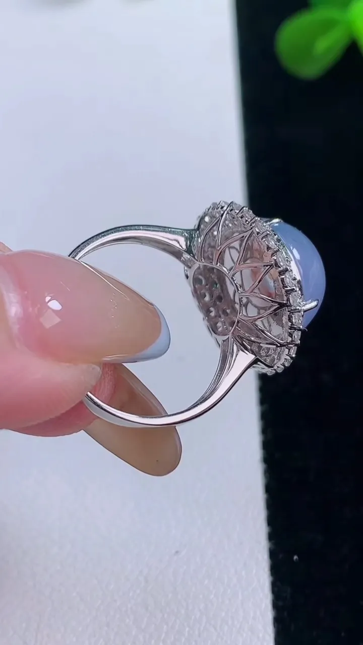 天然A货翡翠18K金紫罗兰蛋面戒指，尺寸18-12.3-11.4，重量:5.54g2025年11月19日
工厂直销收藏佳品,种好水足，色泽均匀，有种有色，上手高大气！