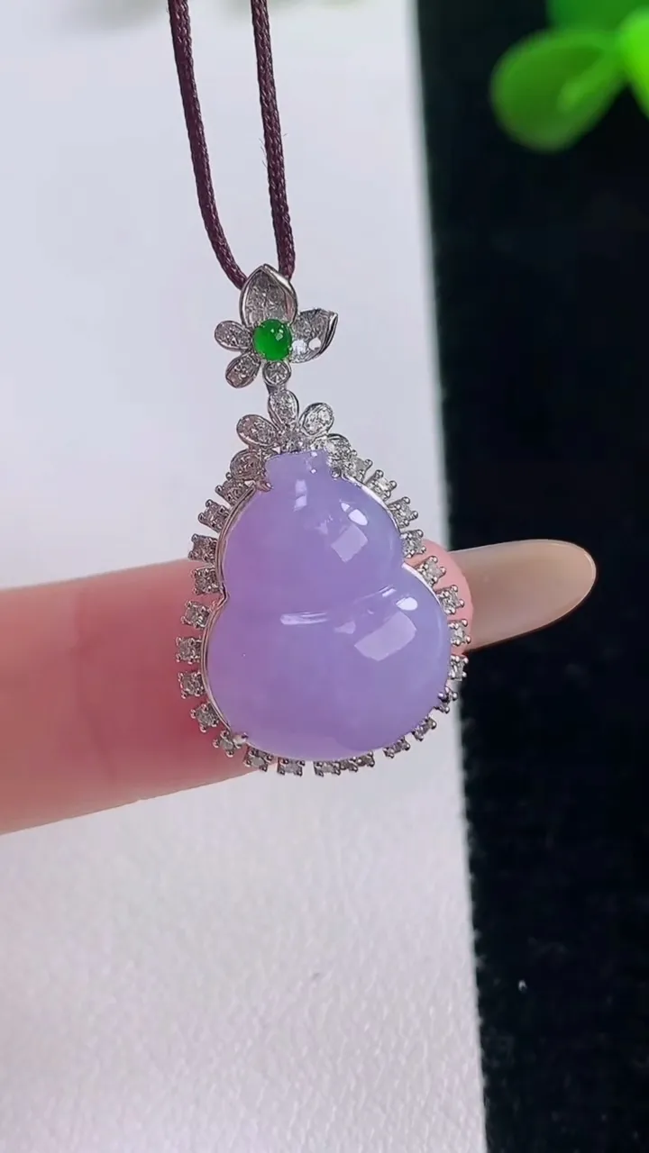 天然A货翡翠18K金紫罗兰葫芦吊坠，尺寸27.2-15.8-8.3
11月19日