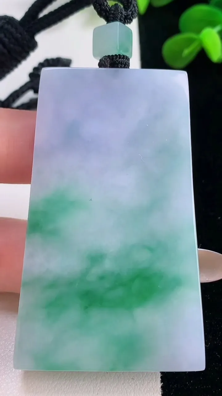 天然A货翡翠春带彩紫罗兰无事牌吊坠，尺寸60.7-35.8-5.9，重量:45.63g
11月19日