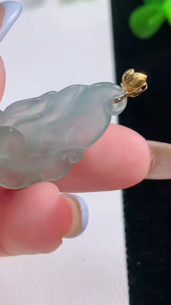 天然A货翡翠九尾狐吊坠，尺寸29.3-28.4-4.9，重量:3.87g
11月19日