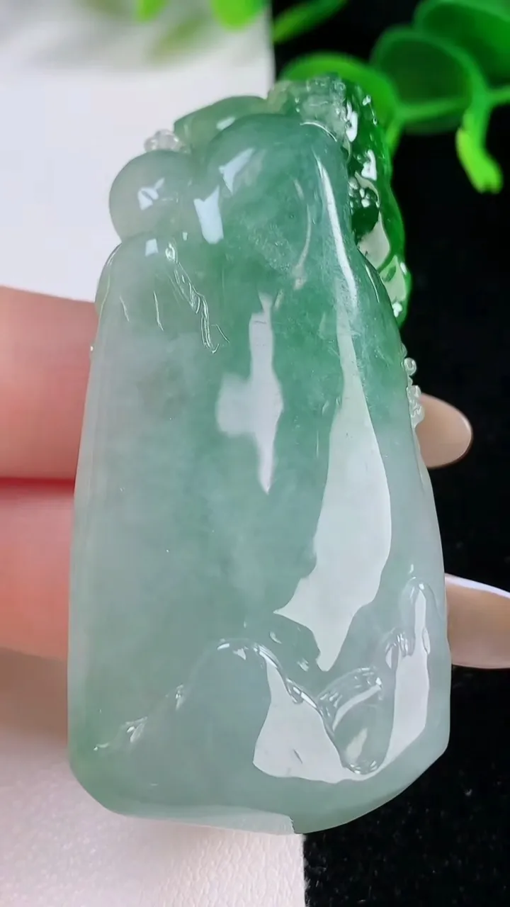 天然A货翡翠山水牌吊坠，尺寸74-40-24，重:47.91g
11月19日