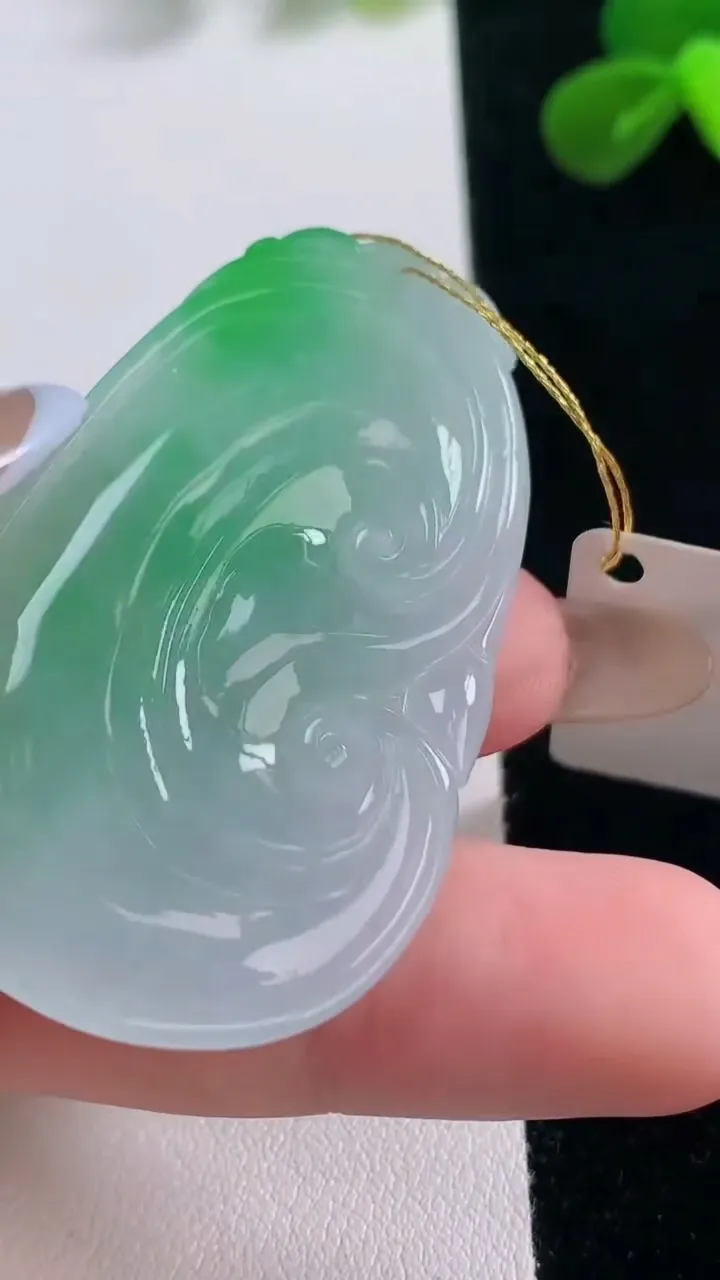 天然A货翡翠如意吊坠，尺寸49.8-29.8-6.2，重量:19.53g
11月19日